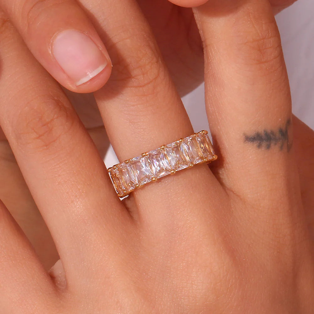 Aurora Eternity Ring – Funkelnder Statement-Ring in Gold mit Zirkonia
