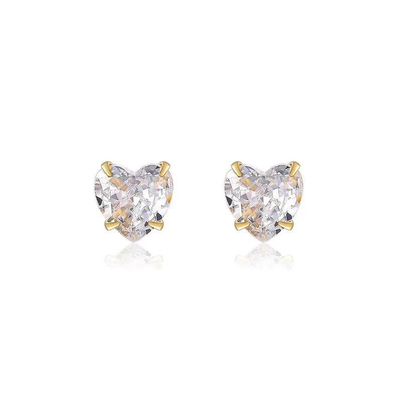 Amira Heart Studs – Herzförmige Zirkonia-Ohrstecker in Silber (5mm)