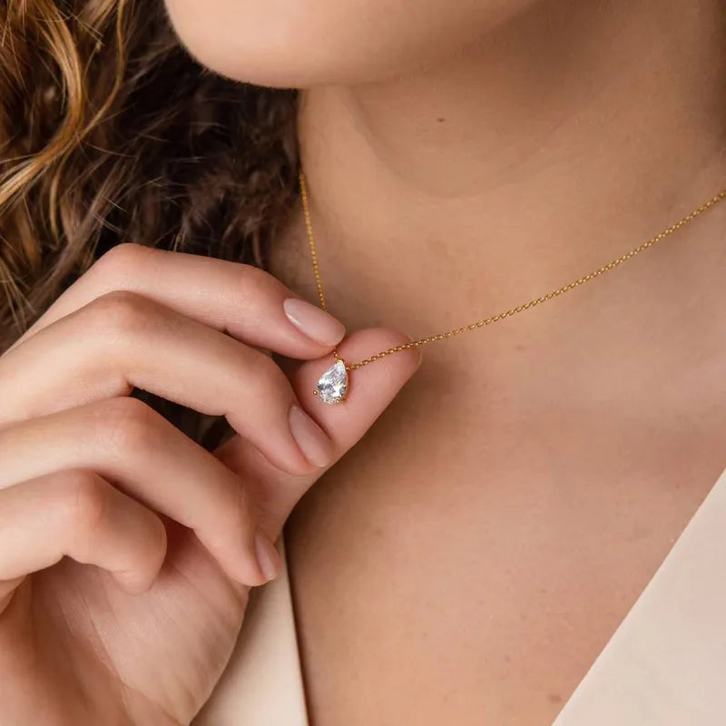 Liora Necklace – Zarte Halskette mit Tropfenanhänger in Gold