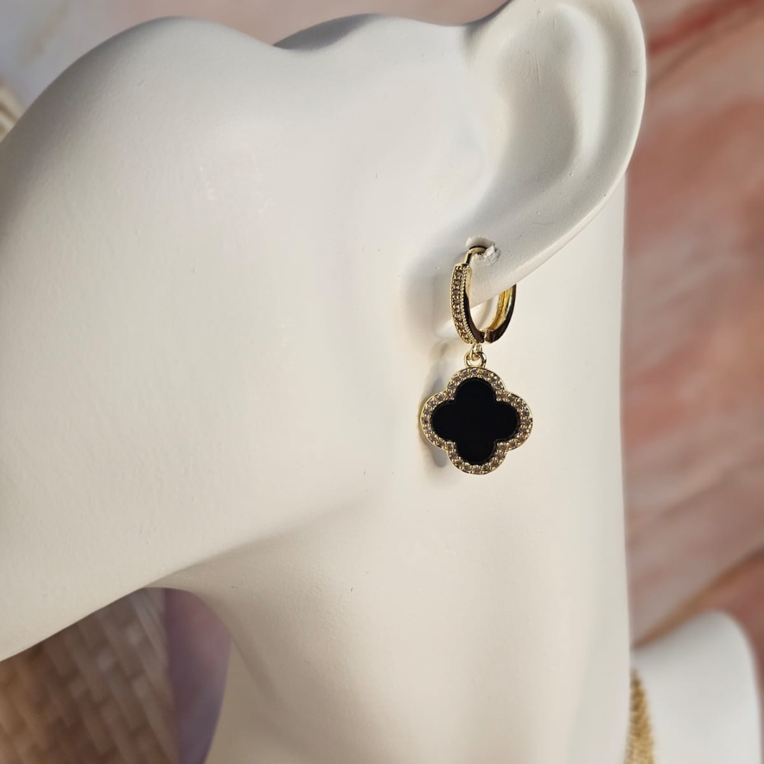 Nandini - Earrings with Zirconia & Clover Pendant