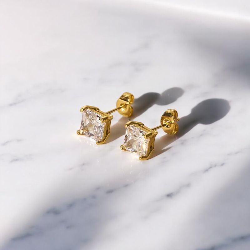 White Sparkle Square Studs – 18K vergoldete Edelstahl-Ohrstecker mit weißem Zirkonia