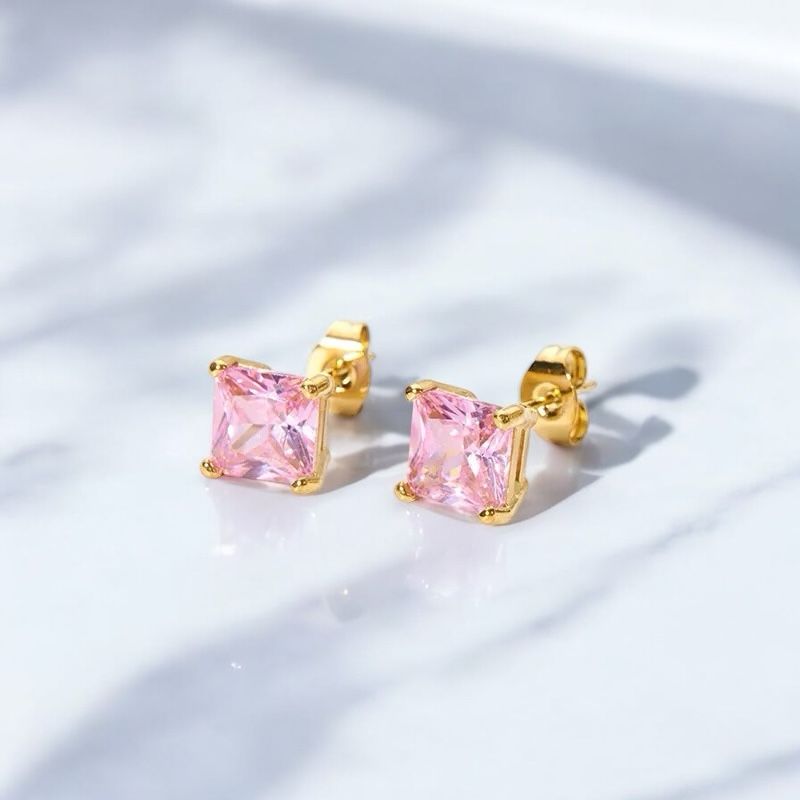 Pink Sparkle Square Studs – 18K vergoldete Edelstahl-Ohrstecker mit Zirkonia