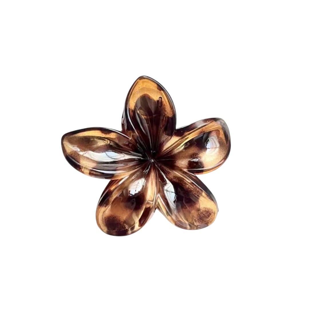 Caramel Flower Hair Claw – Acryl-Haarklammer mit Blütenform in Karamellbraun