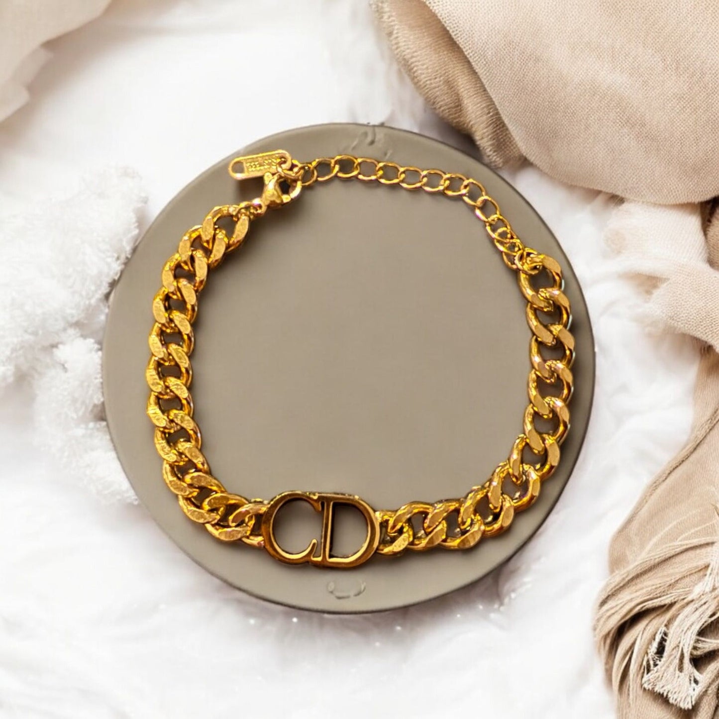 Christina - Gold link bracelet with "CD" detail