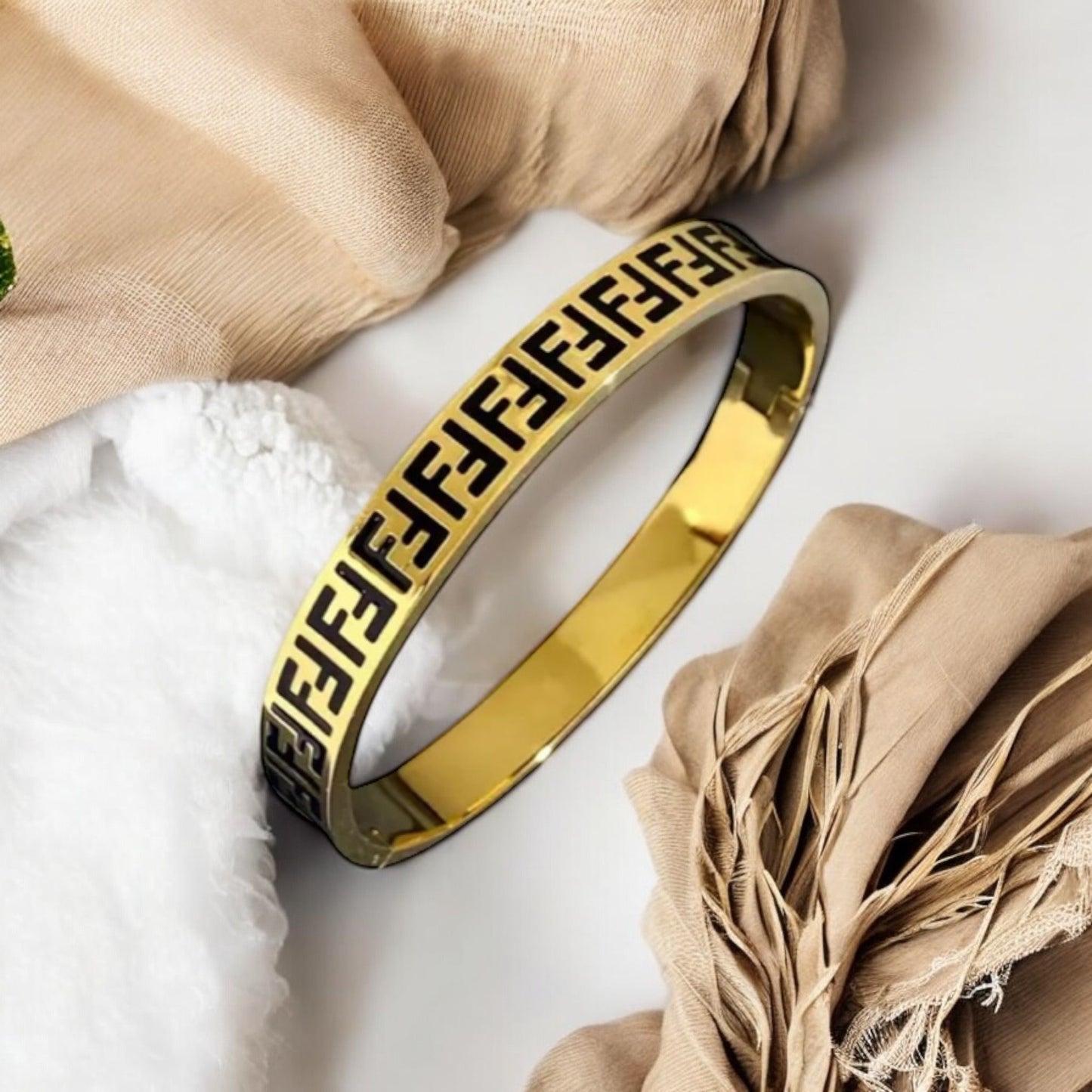 Farah - Bangle in Black