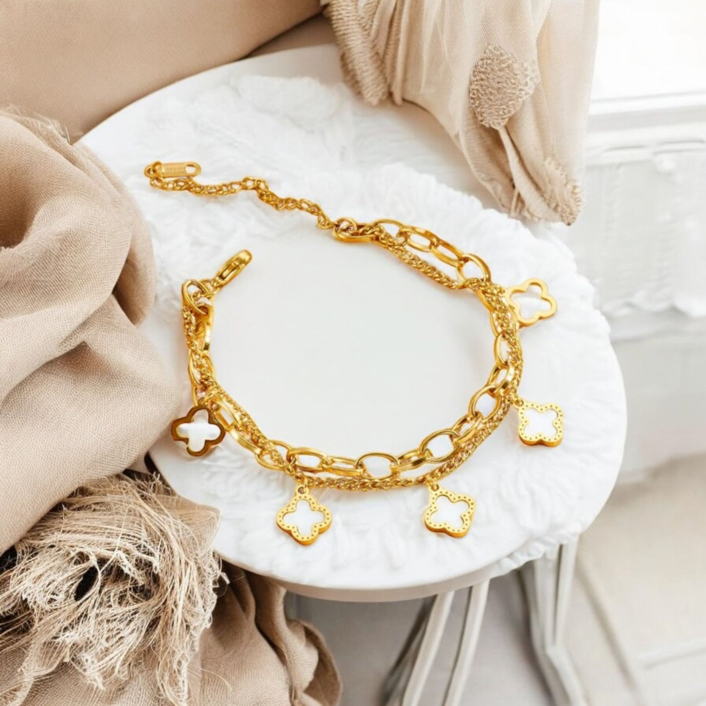 Malia - Charm Bracelet with White Clover