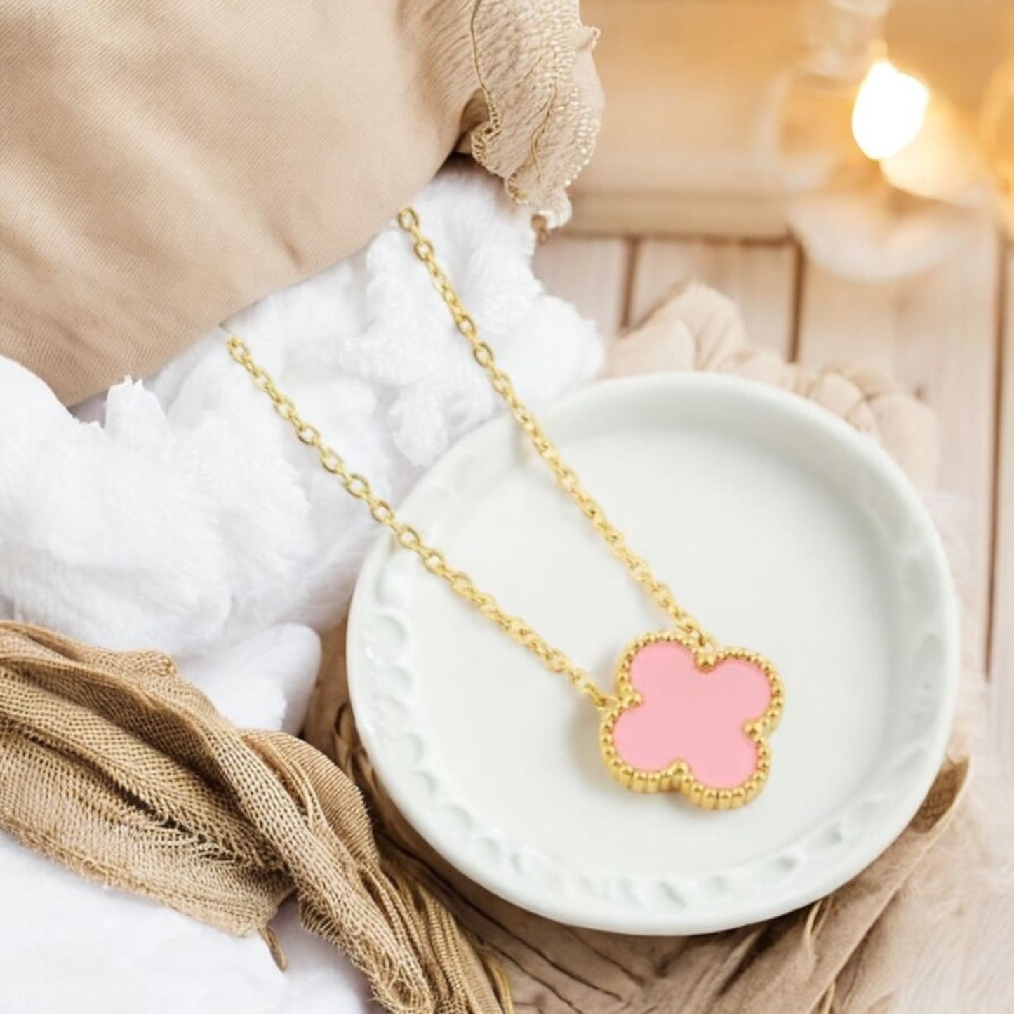 Nayara - Necklace in gold with pink pendant
