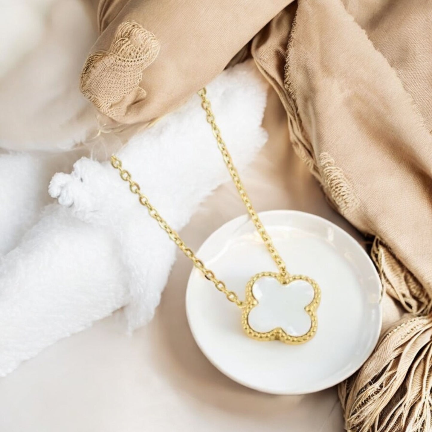 Nayara - Necklace in Gold with White Mother of Pearl