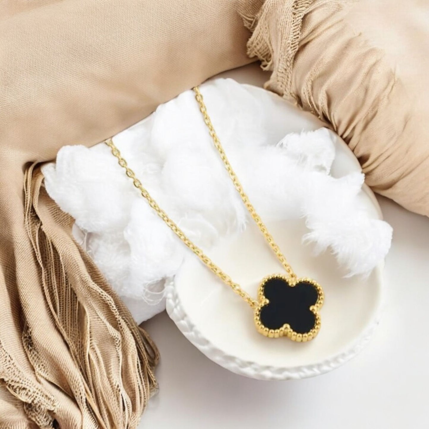 Nayara - Necklace in Gold with Black Pendant
