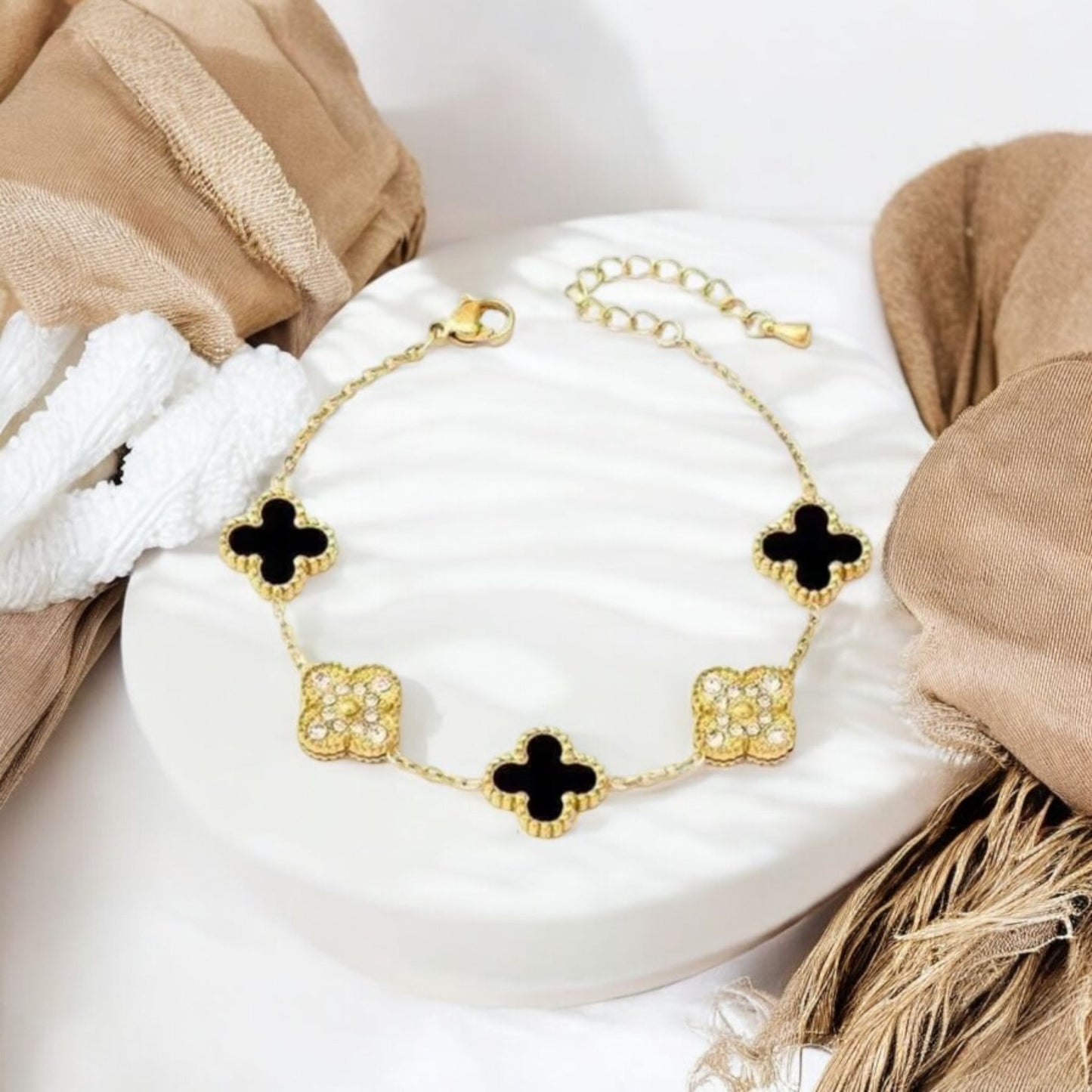 Neyda - Armkette in Gold mit Schwarzen /Weissen und Kristallbesetzten Anhängern