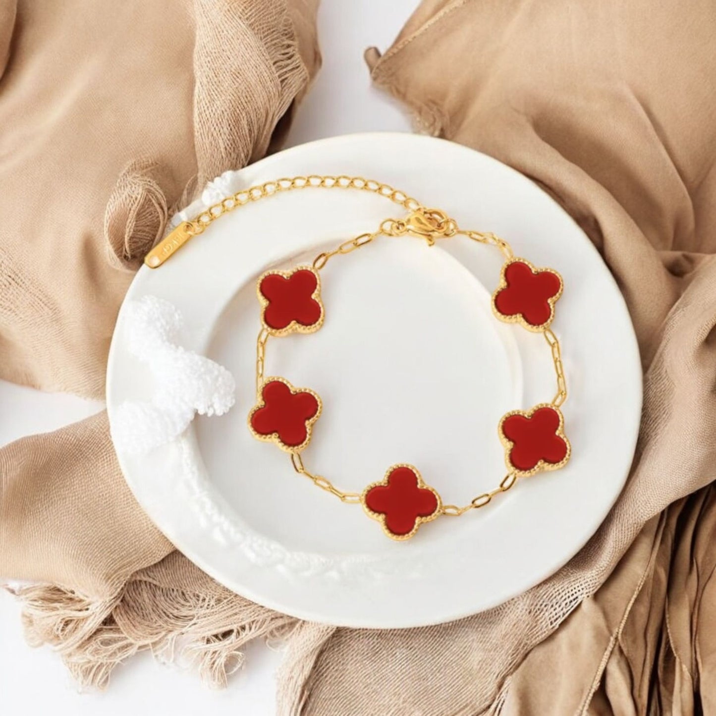 Neyda - Armkette in Gold mit Roter Emaille