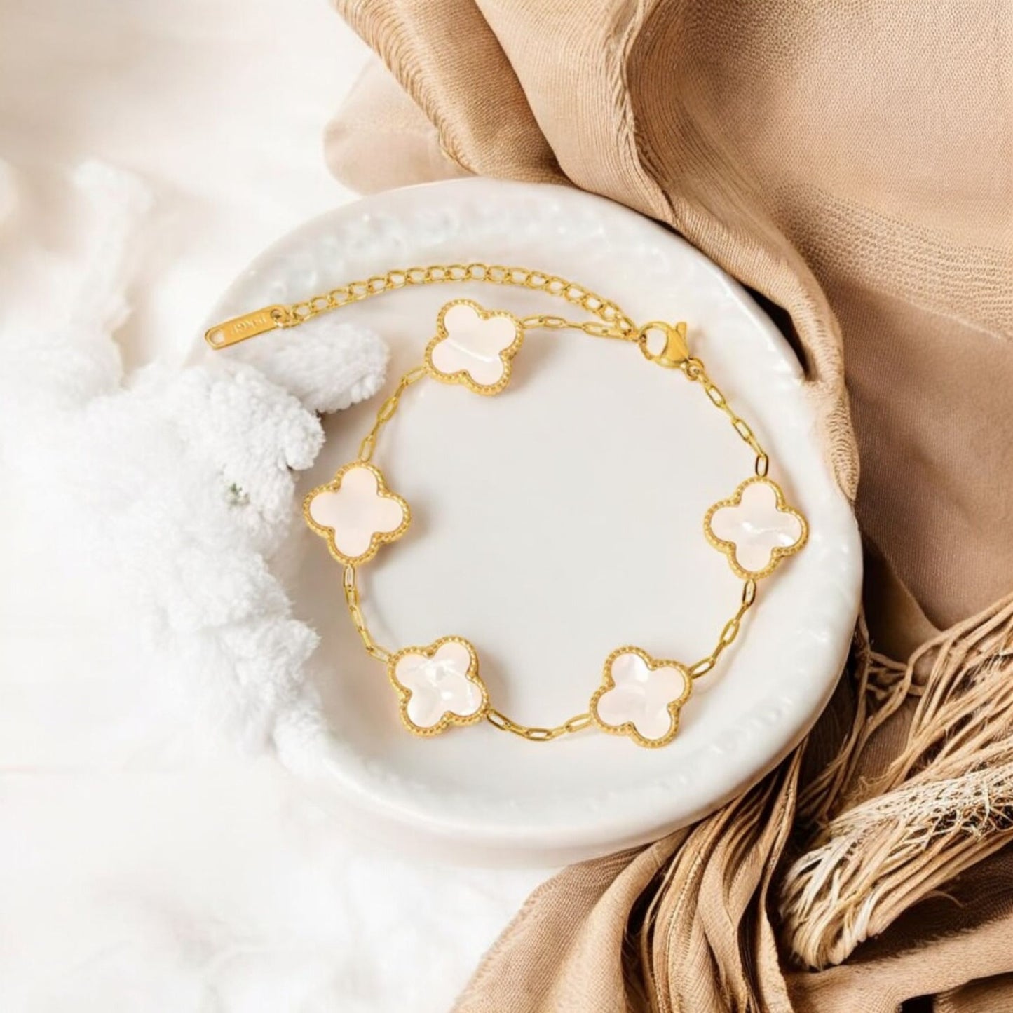 Neyda - Armkette in Gold mit Perlmutt