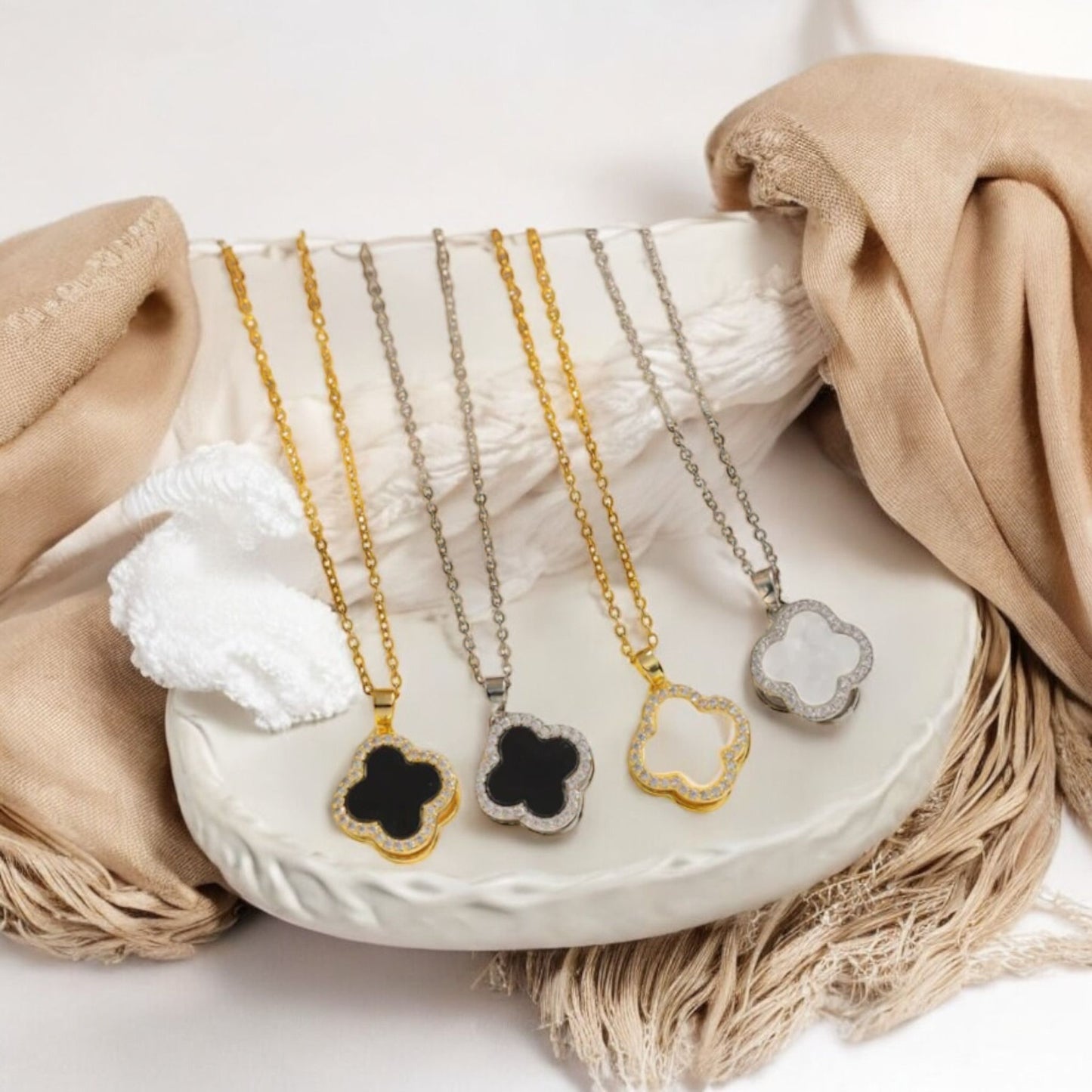 Nisha - Necklace with four-leaf pendant