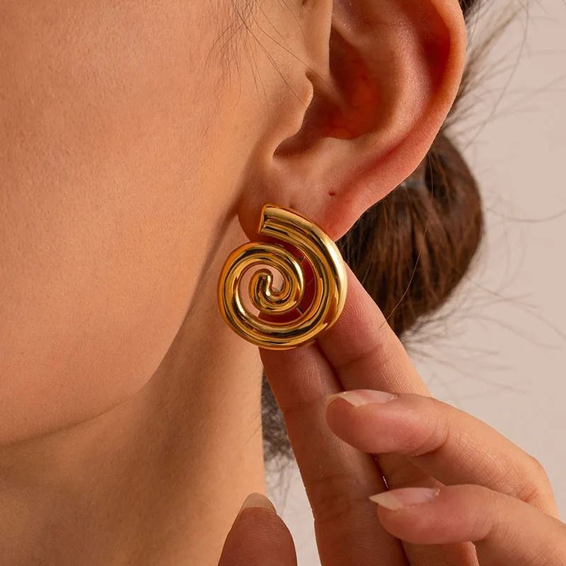 Clara – Spiral-Ohrringe in Gold, Modernes Statement-Design