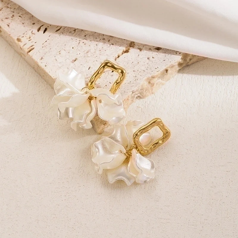Florina Blossom Ohrringe – Blütenförmige Statement-Ohrringe in Gold & Perlweiß