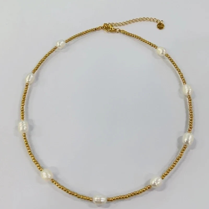 Sina Pearl Necklace – Filigrane Kette mit Süßwasserperlen & goldenen Micro-Beads