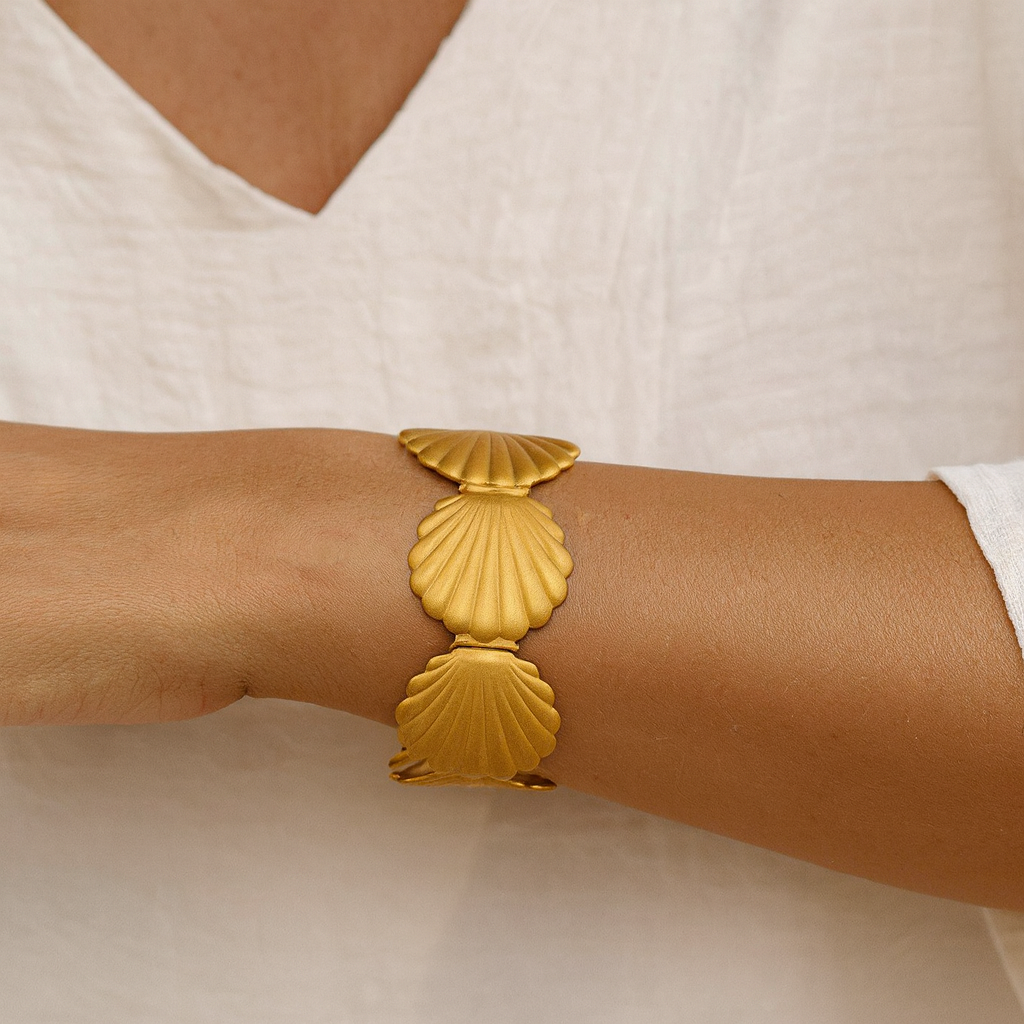 Marina – Muschel-Armreif in Gold, Maritimer Statement-Cuff