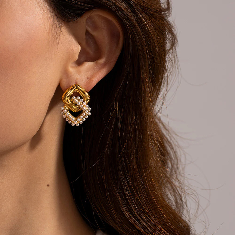 Cléo Pearl Statement-Ohrringe – Gold & Perlen im Retro-Glam Look