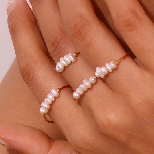 Pearl Whisper Ring – Eleganz in Gold & Süsswasserperlen