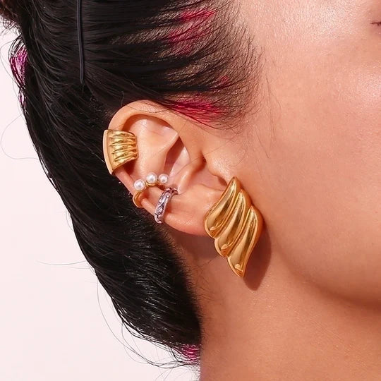 Wave Luxe Ohrstecker – Eleganz in Gold & Silber