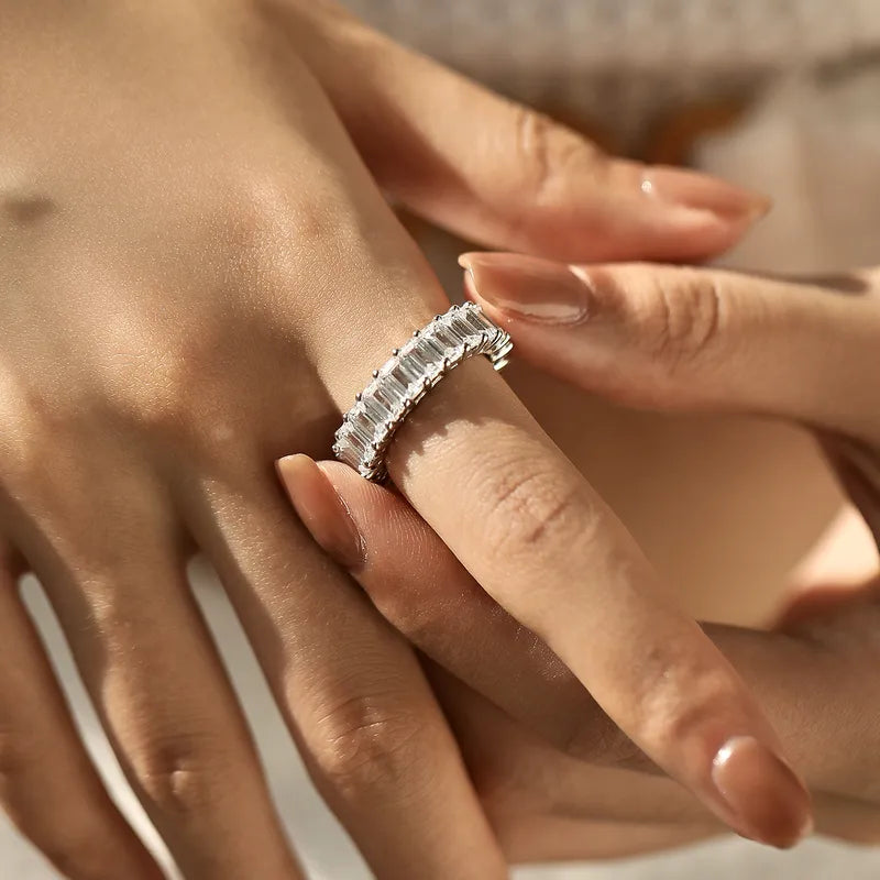 Royal Line Eternity-Ring – 925 Sterling Silber mit rechteckigen Zirkonia