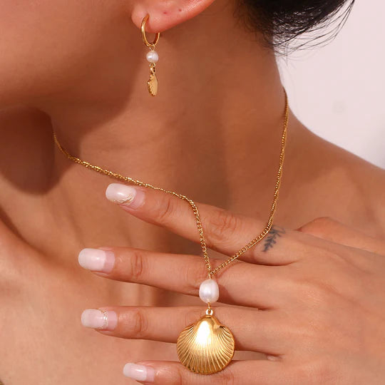 Ocean Pearl Creolen – 18K Vergoldet mit Muschel & Süsswasserperle