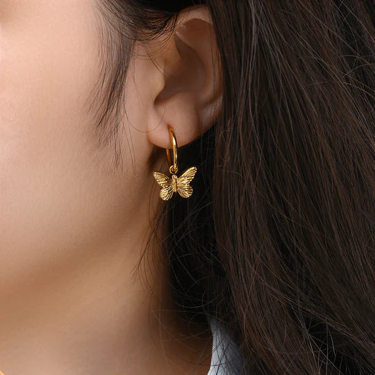Créoles délicates avec pendentif papillon