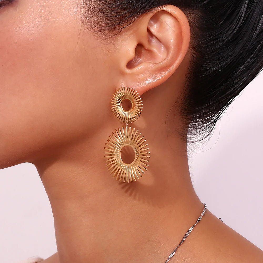 Boucles d'oreilles Solara – Boucles d'oreilles pendantes dorées en forme de soleil