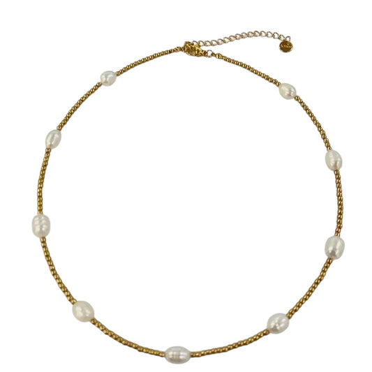 Sina Pearl Necklace – Filigrane Kette mit Süßwasserperlen & goldenen Micro-Beads