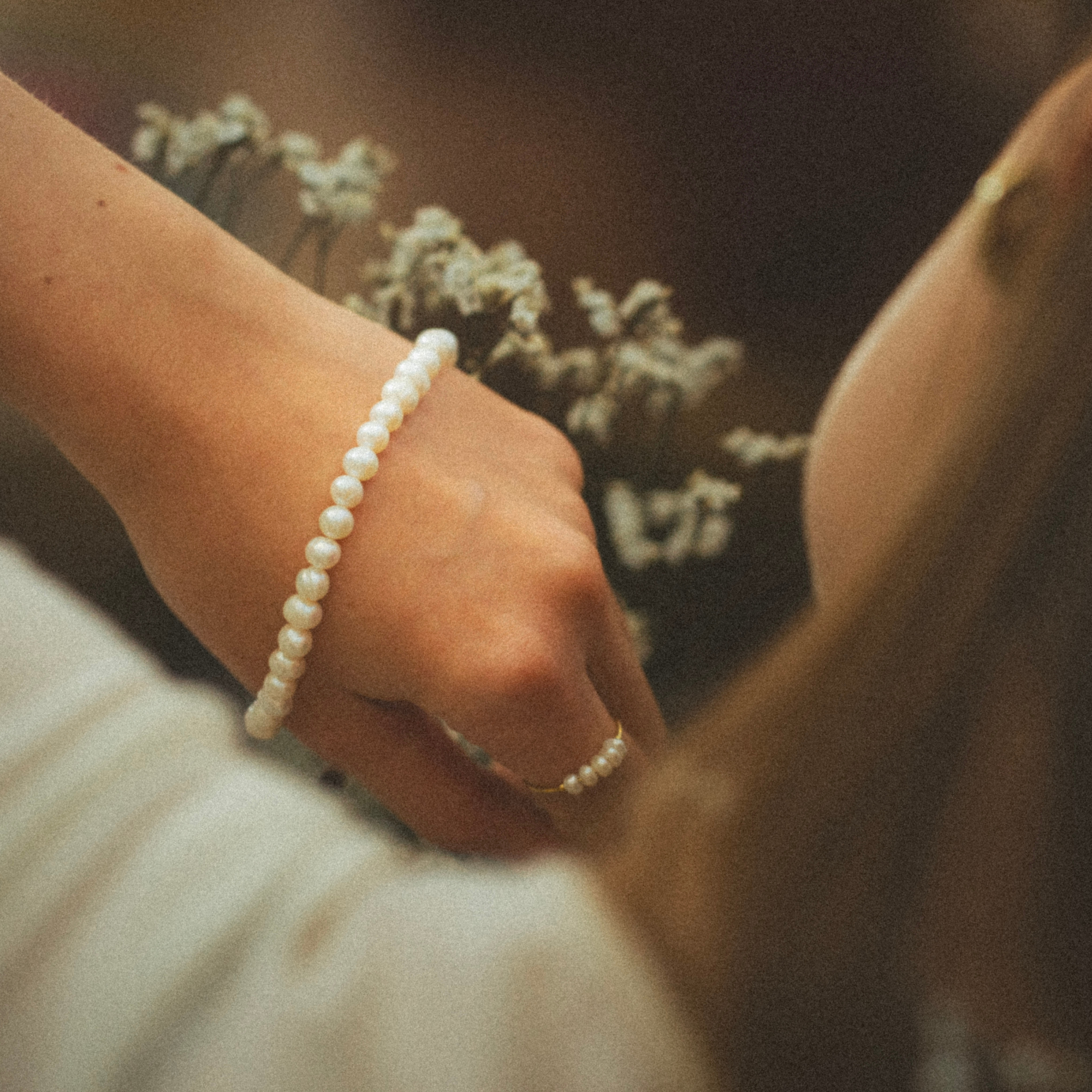 Pearl Whisper Ring – Eleganz in Gold & Süsswasserperlen