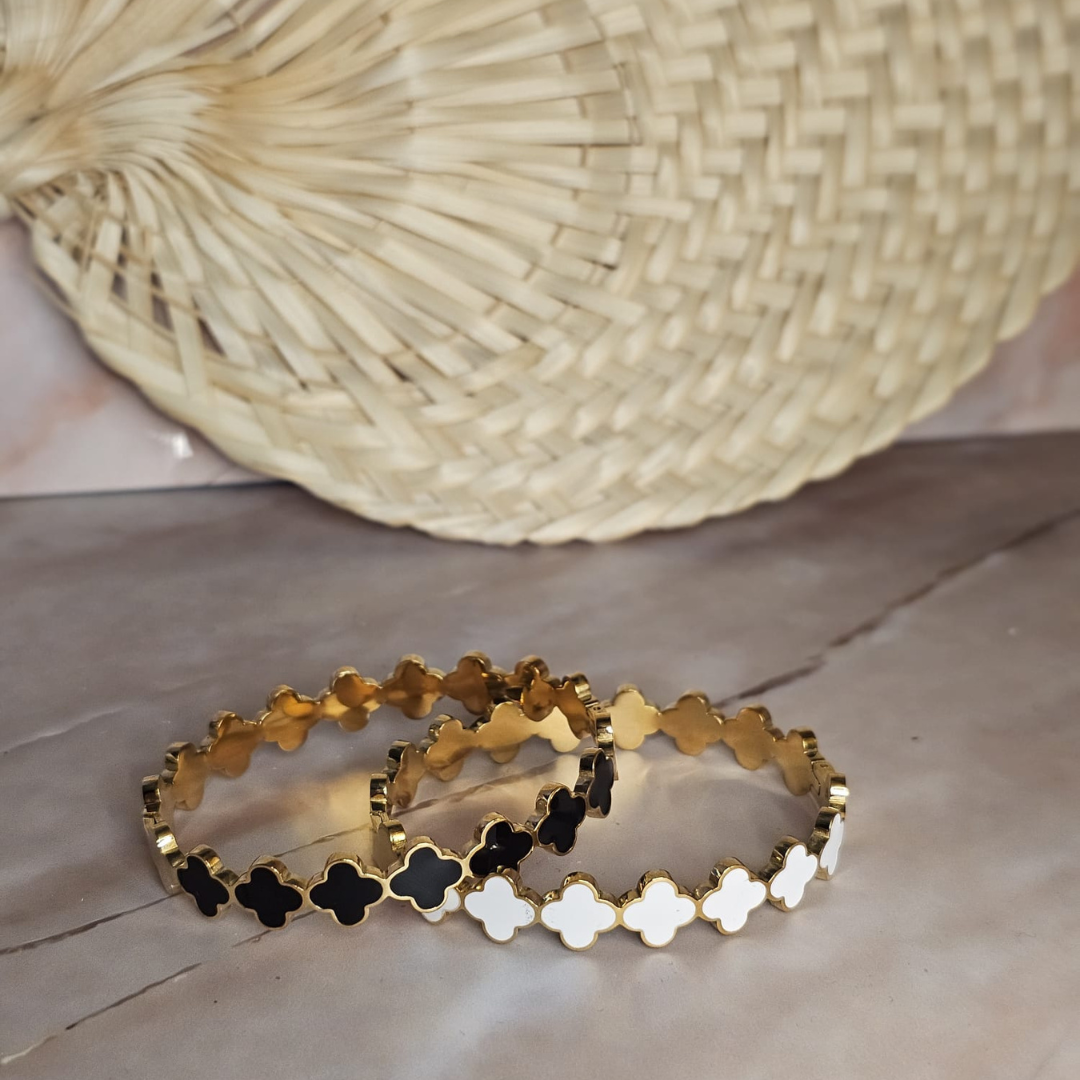 Naima - Elegant four-leaf clover bangle in black