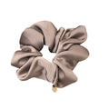 Chouchou en satin de luxe – Élastique à cheveux élégant en soie taupe