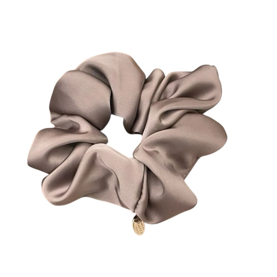 Chouchou en satin de luxe – Élastique à cheveux élégant en soie taupe