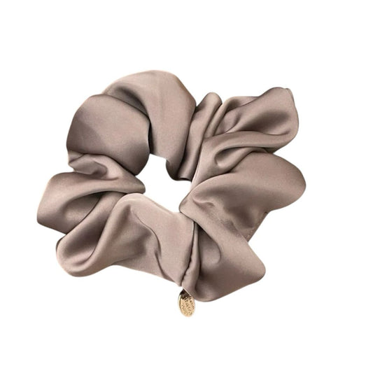 Luxury Satin Scrunchie – Elegantes Seiden-Haargummi Taupe
