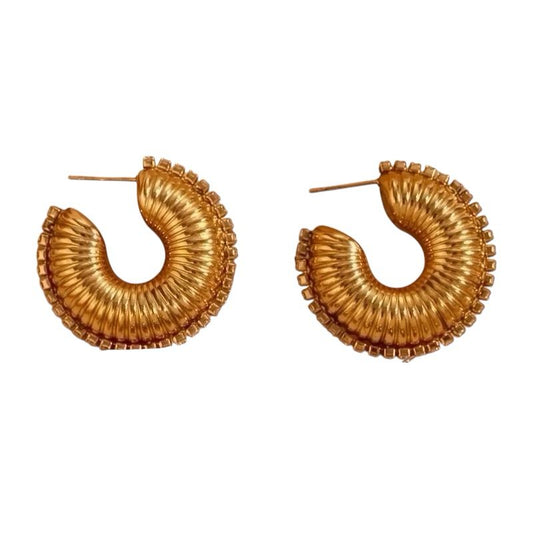Luxe Ribbed Hoop Earrings – 18K Vergoldete Creolen mit Zirkonia