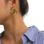 Aurora Swirl Ohrstecker – 18K Vergoldete Statement-Ohrringe