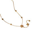 Elina – Zarte Halskette mit Zirkonia & Blumenanhänger in Gold