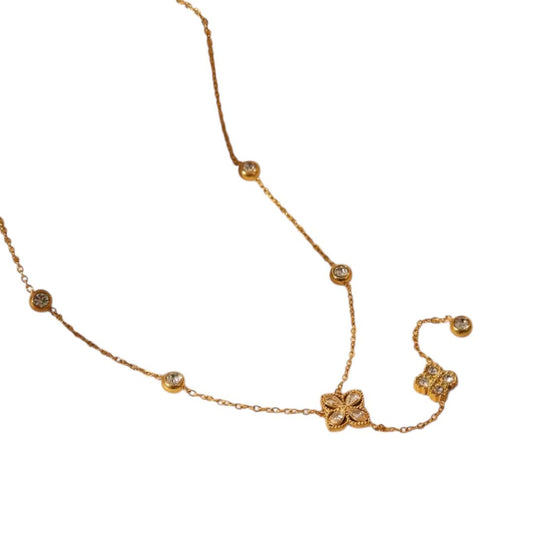 Elina – Zarte Halskette mit Zirkonia & Blumenanhänger in Gold