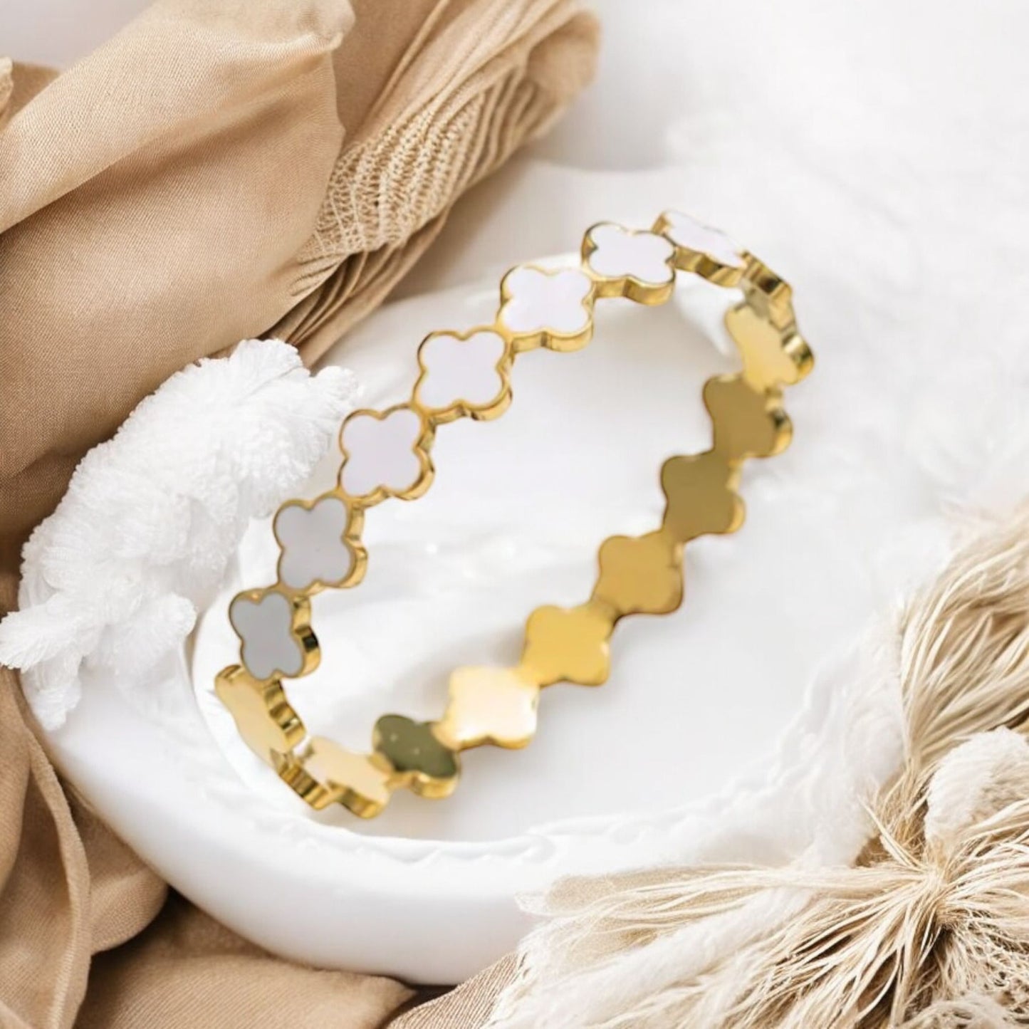 Naima - Elegant four-leaf clover bangle in white