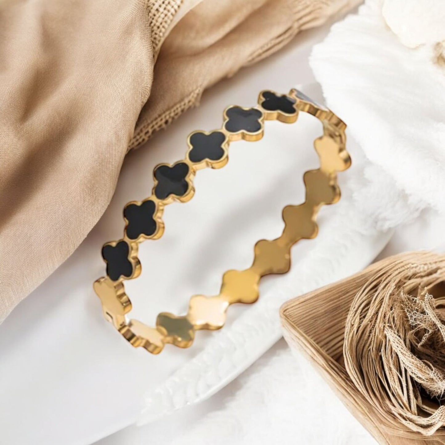 Naima - Elegant four-leaf clover bangle in black
