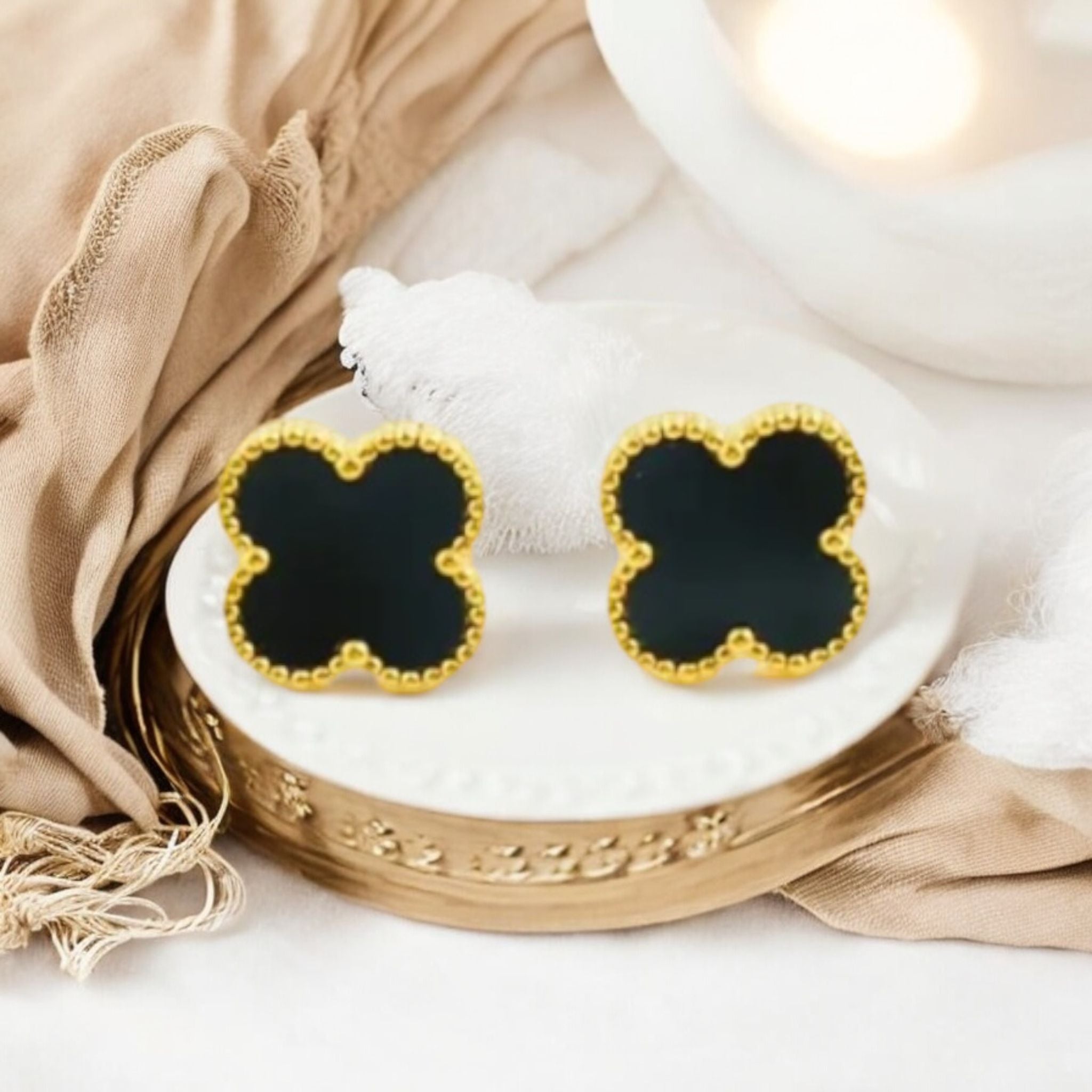 Nasreen -  Goldener Ohrstecker in Schwarz