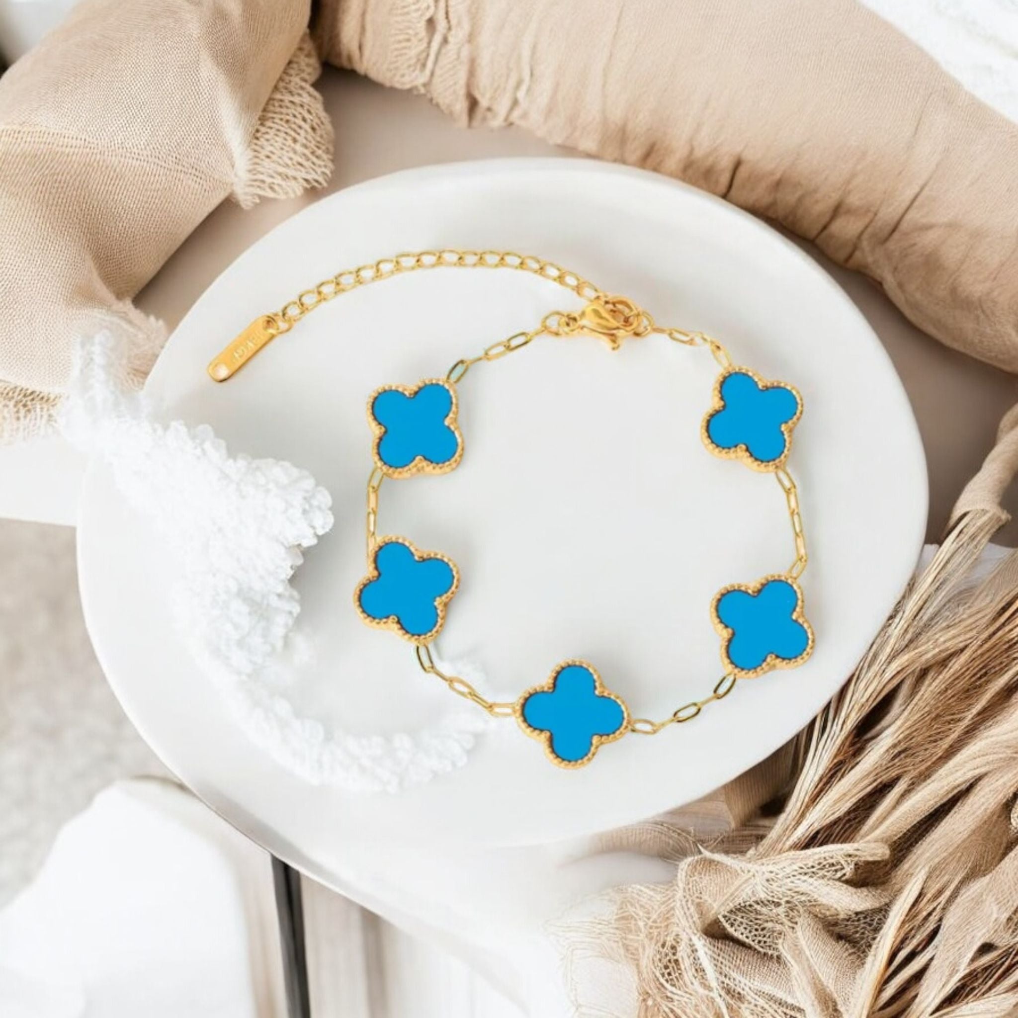 Neyda -  Armkette in Gold mit Blauer Emaille