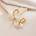 Florina Blossom Ohrringe – Blütenförmige Statement-Ohrringe in Gold & Perlweiß