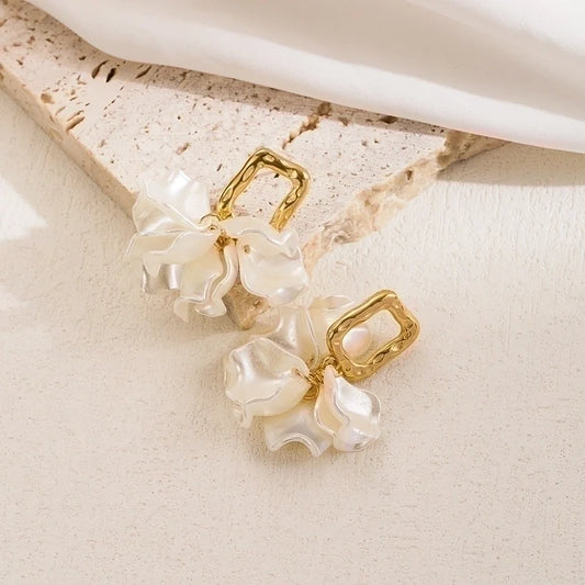 Florina Blossom Ohrringe – Blütenförmige Statement-Ohrringe in Gold & Perlweiß