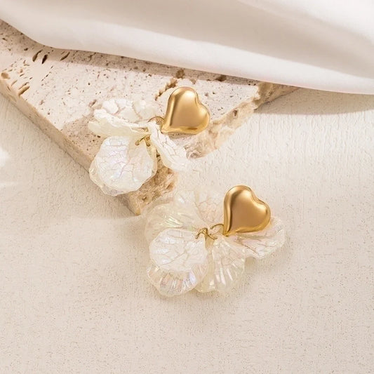 Liora Heart Ohrringe – Romantische Statement-Ohrringe mit Herz & Blüte in Gold