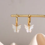 Créoles Papillon Nacre – Boucles d'oreilles plaquées or 18 carats avec pendentif papillon