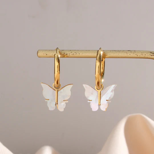Créoles Papillon Nacre – Boucles d'oreilles plaquées or 18 carats avec pendentif papillon